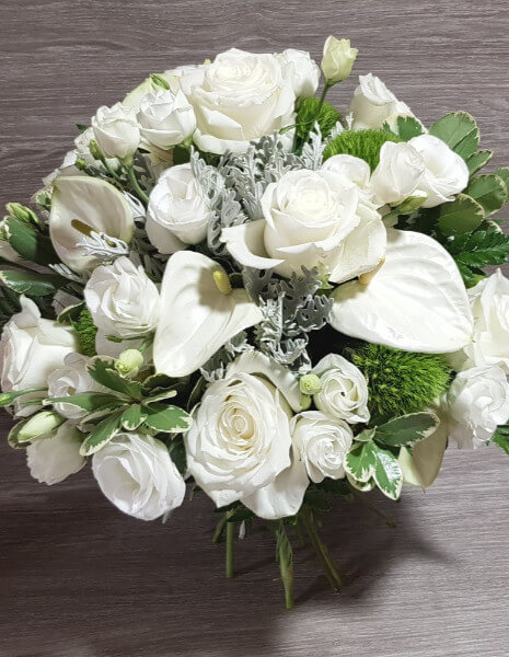 Bouquet con fiori tendente al bianco.