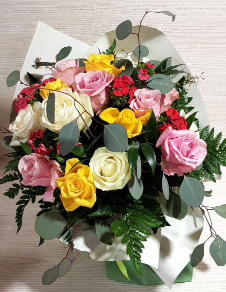 Bouquet  con roselline assortite