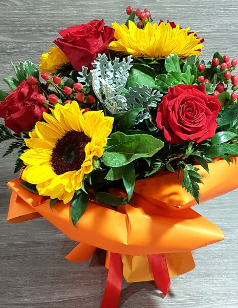 Bouquet di girasoli e rose rosse Piccolo