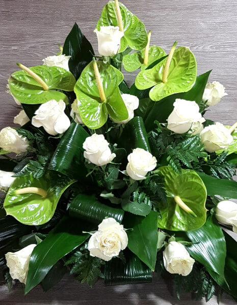 Composizione fiori in ciotola con rose e anthurium Piccola