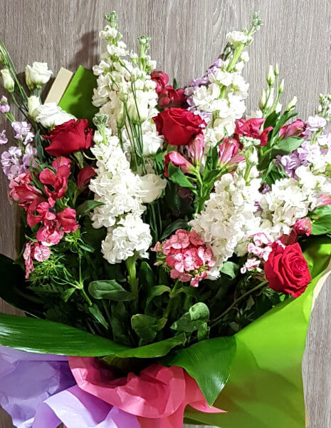 Mazzo di rose, alstroemeria, violaciocche Piccolo