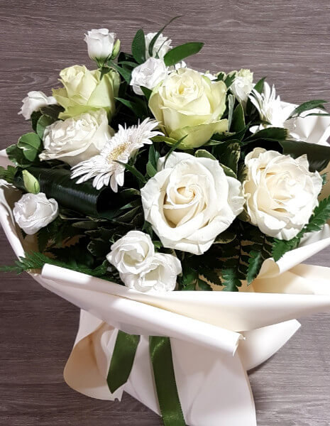 Bouquet di fiori bianchi misti