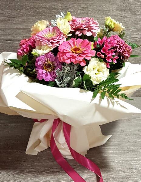 Bouquet di fiori rosa in diverse tonalità