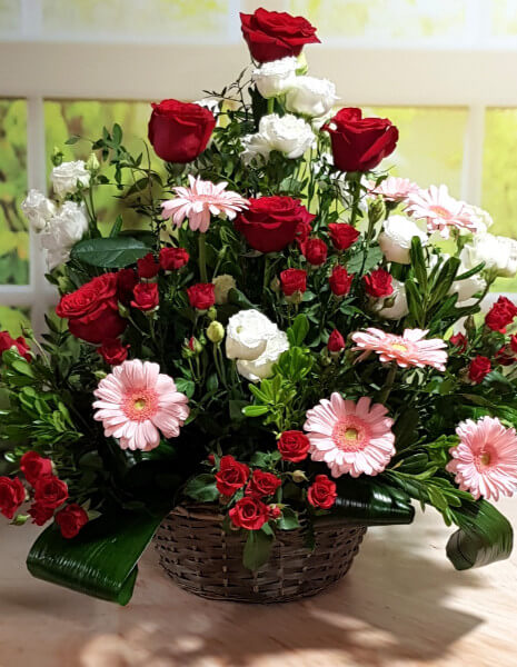 Composizione di fiori freschi con gerbere rose e lisianthus