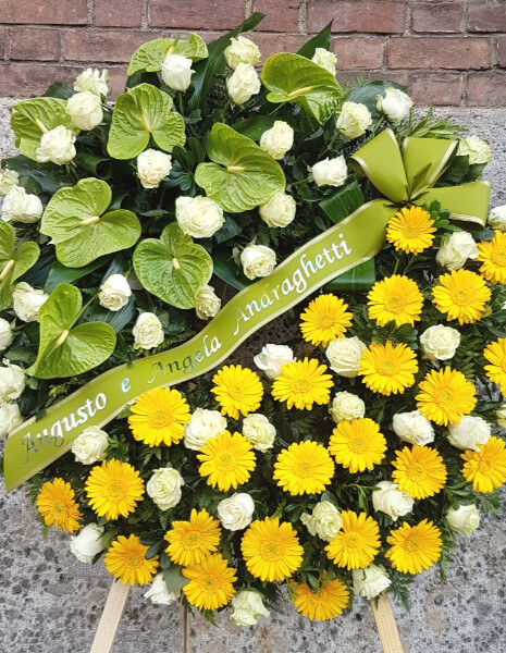 Corona funebre con fiori freschi assortiti, colorata.