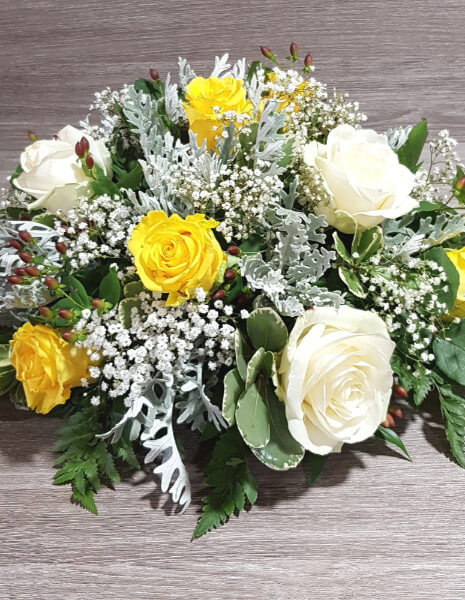 Centrotavola di rose gialle e bianche