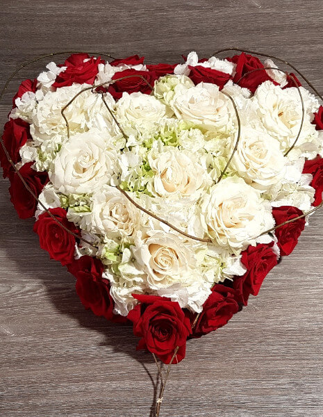 Cuore di rose rosse e bianche con gypsophila