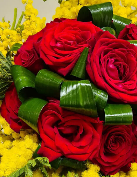 Bouquet di rose rosse e mimosa