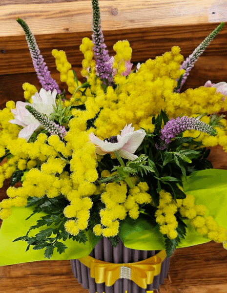 Flowerbox con fiori misti e mimosa