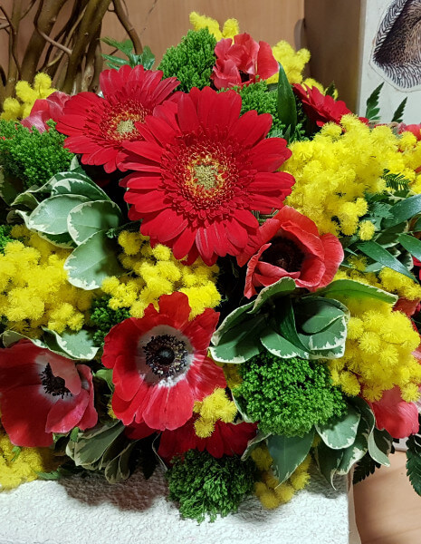 Bouquet di fiori rossi assortiti.