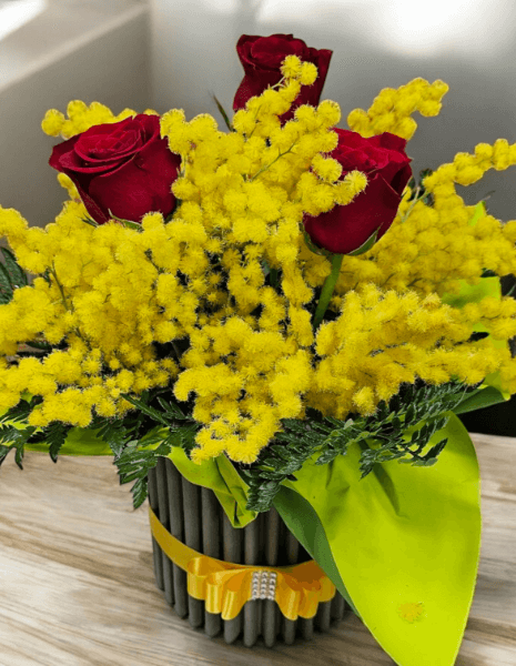 Flowerbox con 3 rose rosse e mimosa