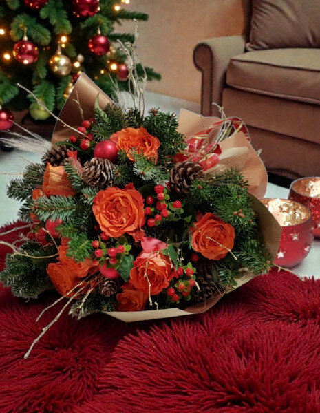 Mazzo fiori natalizio nei toni rosso e arancione 